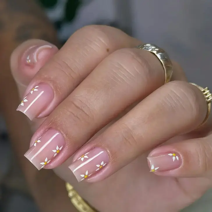 Натуральный маникюр с белыми ромашками на квадратных ногтях