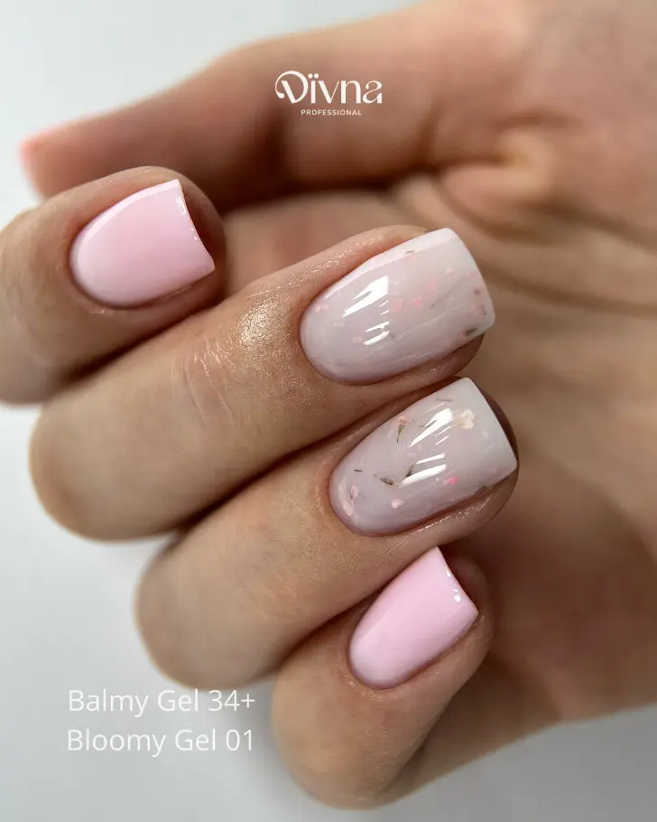 Натуральный маникюр в розовых тонах с сухоцветами на квадратных ногтях