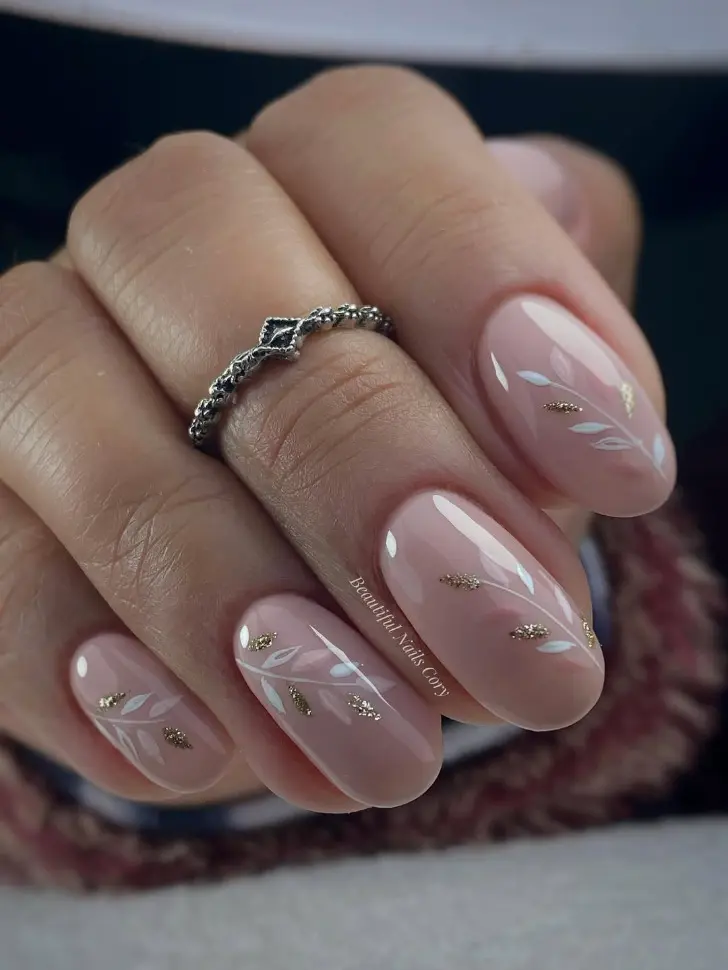 Нейтральный маникюр с цветочным принтом на овальных ногтях