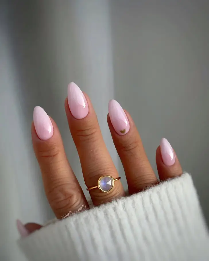 Нейтральный маникюр с мини акцентом на натуральных ногтях