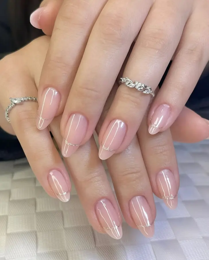 Нейтральный маникюр с серебристой линией на длинных ногтях
