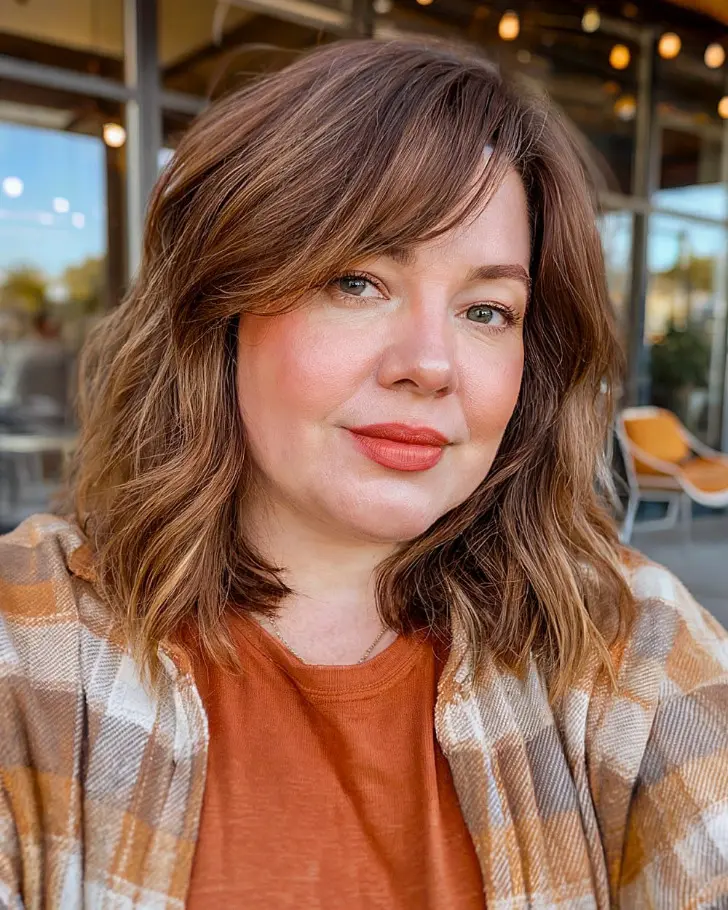 Объемная стрижка с рваными слоями для круглого лица