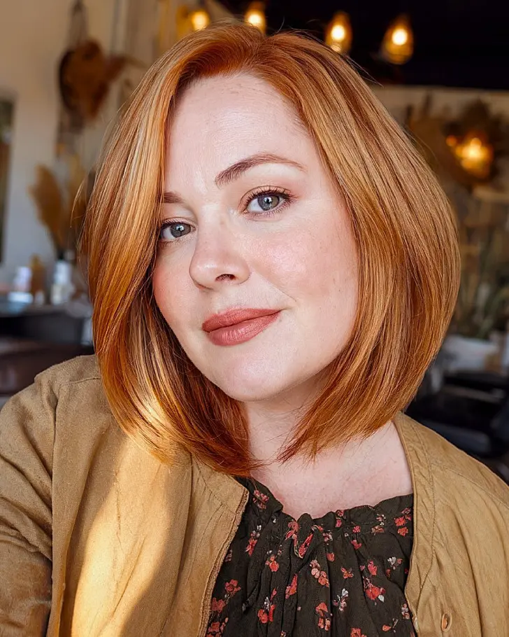 Облегающая стрижка с челкой для круглого лица