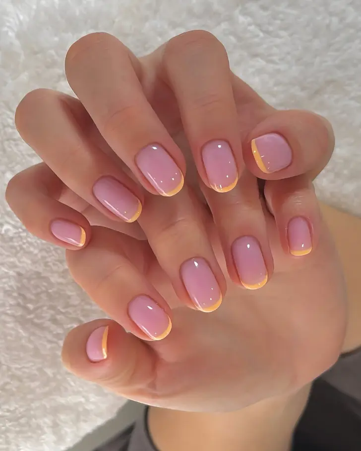 Оранжевый френч на ухоженных коротких ногтях