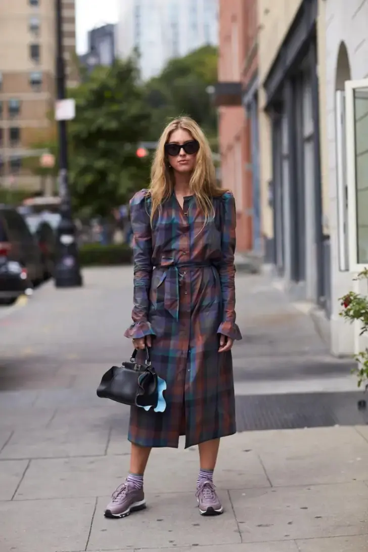 Платье миди в клетку и сиреневые кроссовки