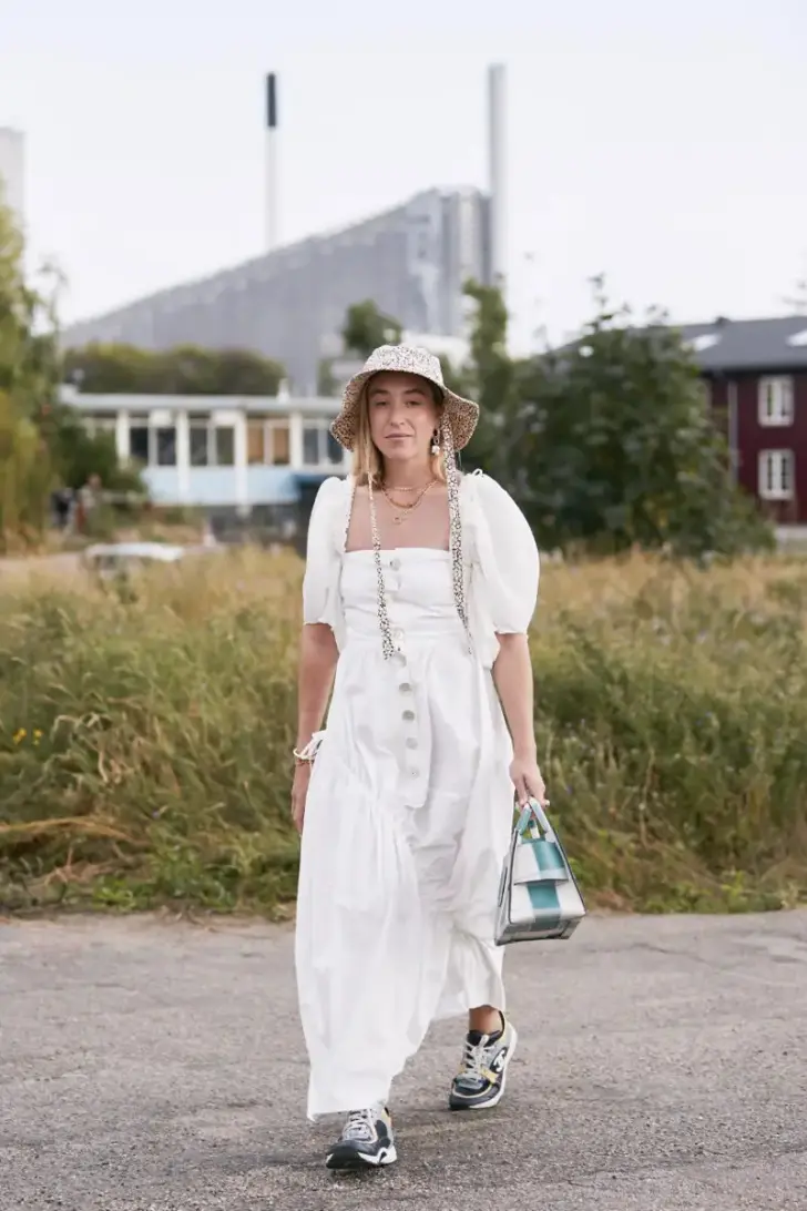 Платье в стиле бохо и кроссовки от Шанель