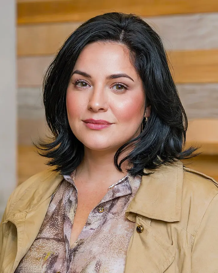 Прическа для круглого лица с черными волосами