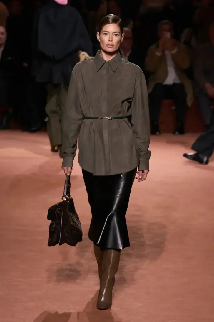 Сапоги до колен остались трендом осени 2025