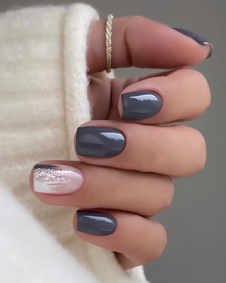 Серые ногти с блестящим акцентом