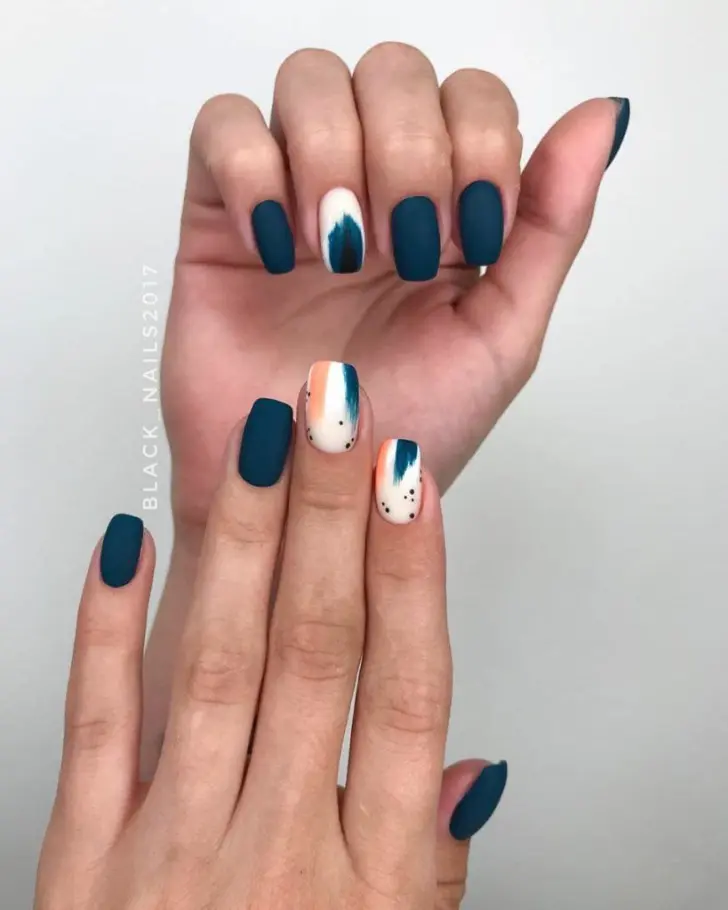 Темно синие ногти и художественные акценты