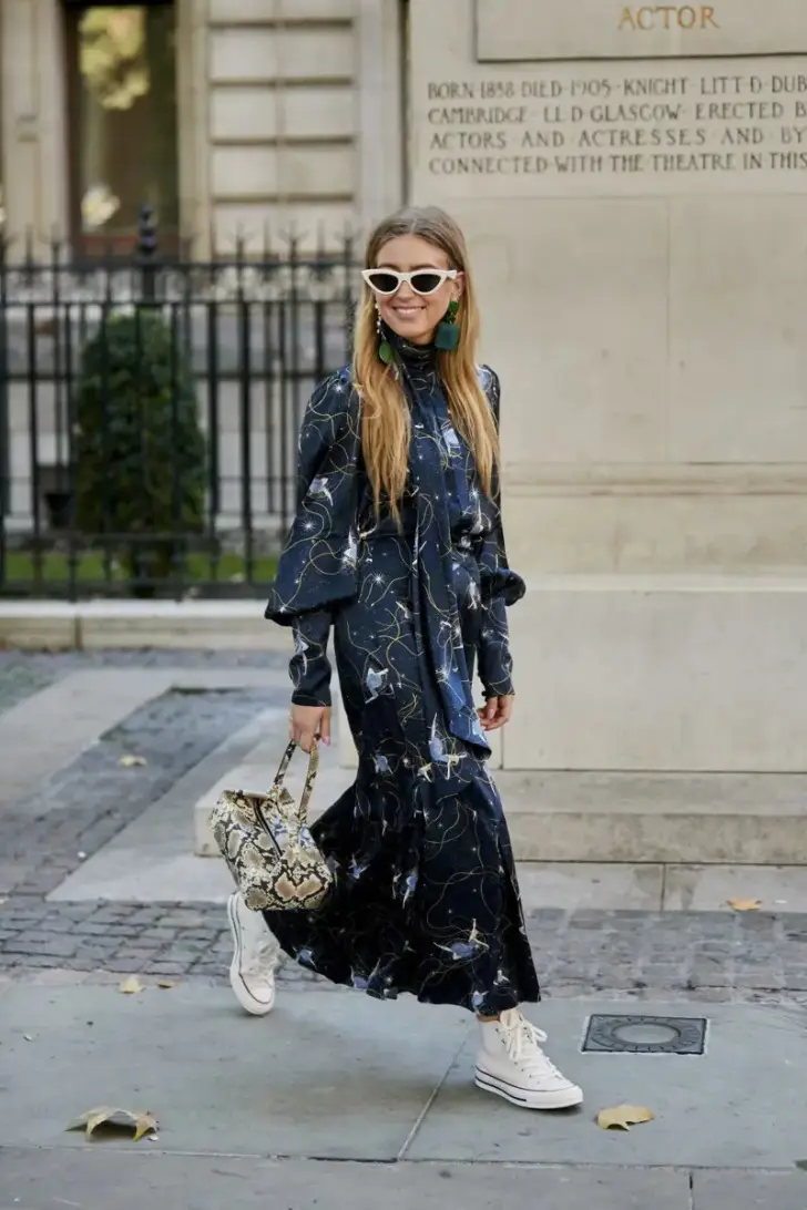 Темное элегантное платье с цветами и белые кеды