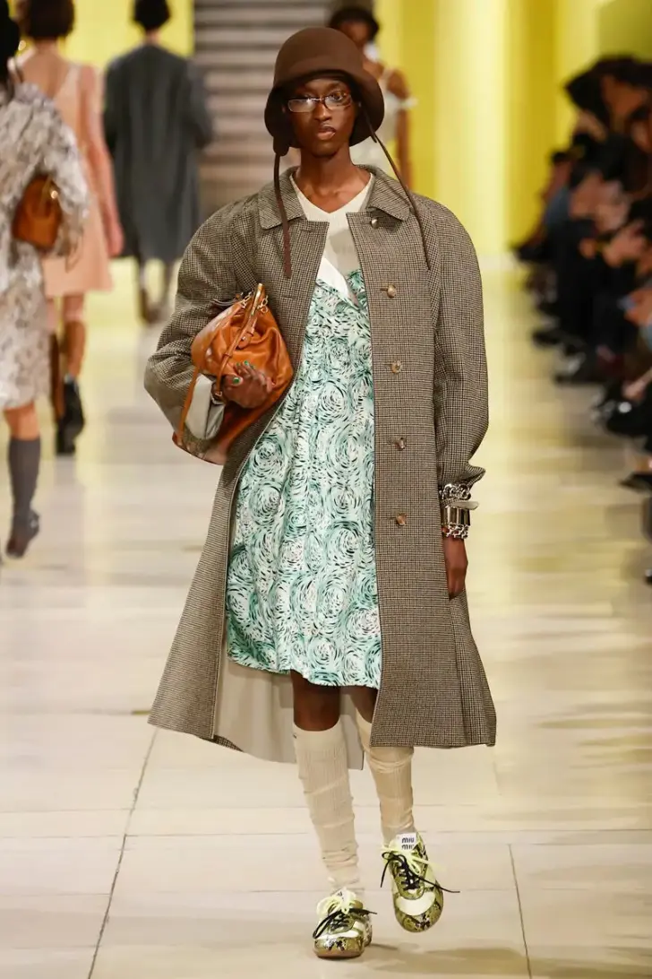 Впечатляющие кроссовки с принтом питона стали трендом осени