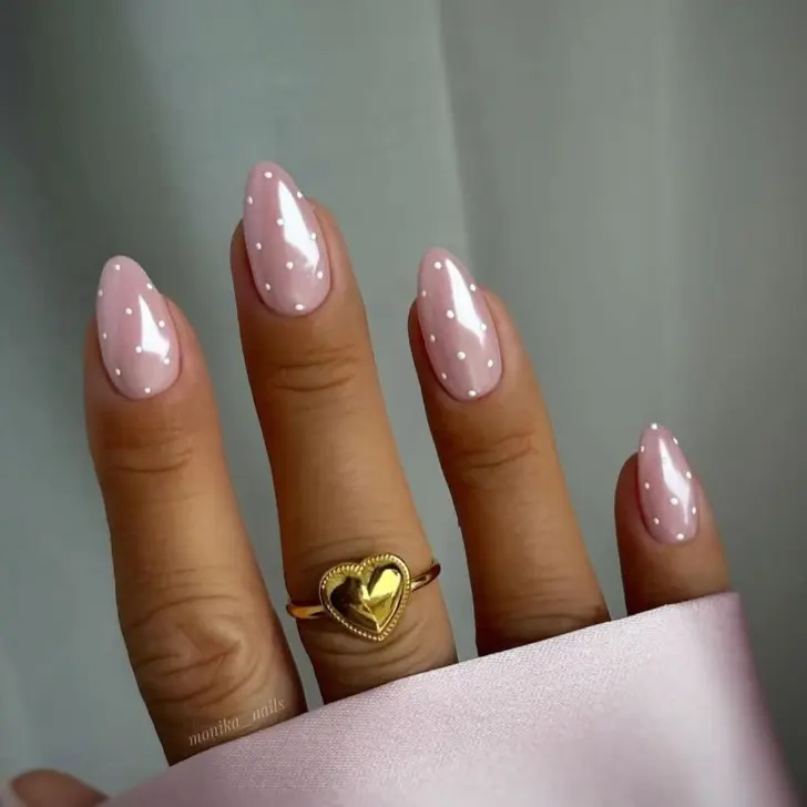 Жемчужный маникюр с белыми точками на миндальных ногтях