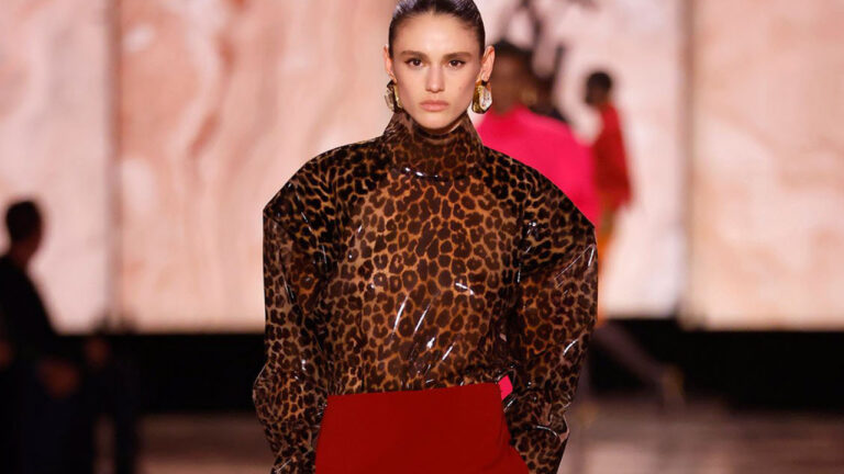 Красный - цвет нового сезона, 16 сногсшибательных комбинаций от дизайнеров