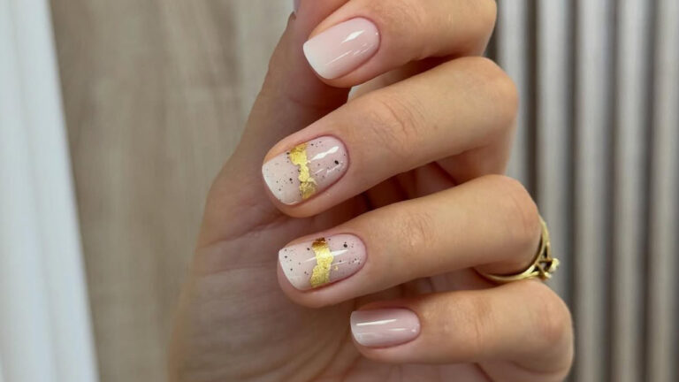 18 идей маникюра с лаконичным дизайном, который оценят дамы с короткими ногтями