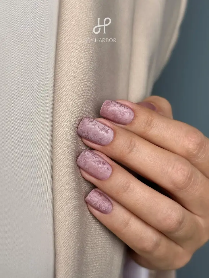 Бархатный розовый маникюр на квадратных ногтях средней длины