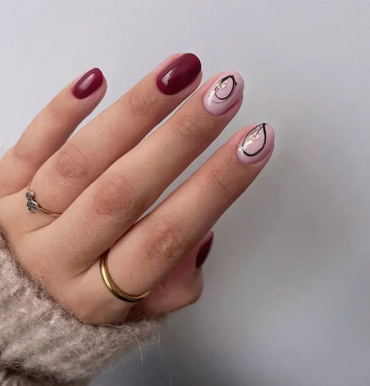 Бордовый осенний маникюр с черными деталями на коротких ногтях