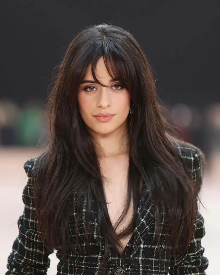 Длинные черные волосы с челкой шторкой