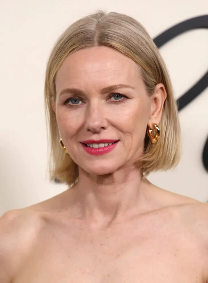 Элегантное каре на прямых светлых волосах