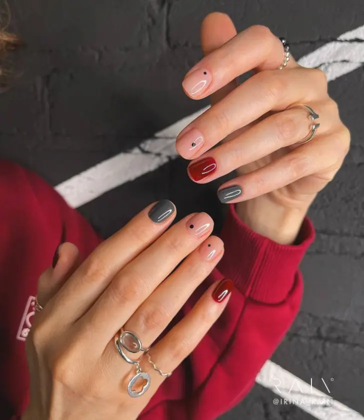 Комбинированный серый маникюр на коротких квадратных ногтях