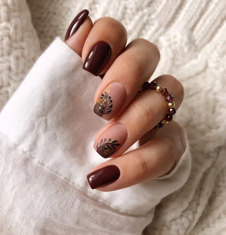 Коричневый осенний маникюр с принтом на коротких квадратных ногтях