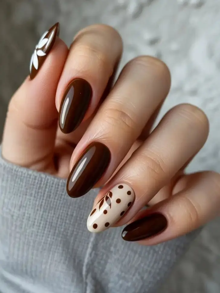 Коричневый осенний маникюр с принтом на овальных ногтях средней длины