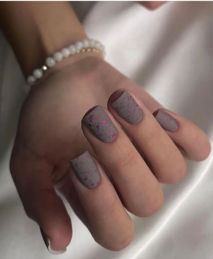 Матовый серый маникюр с розовым блестками на квадратных ногтях