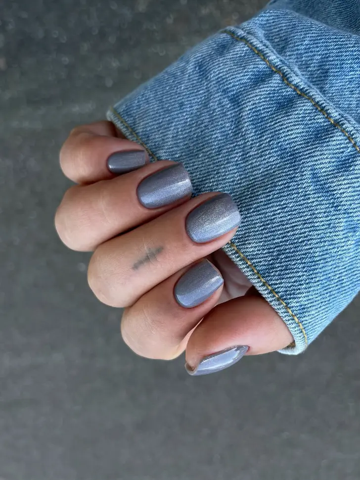 Металлизированный серый маникюр на коротких квадратных ногтях