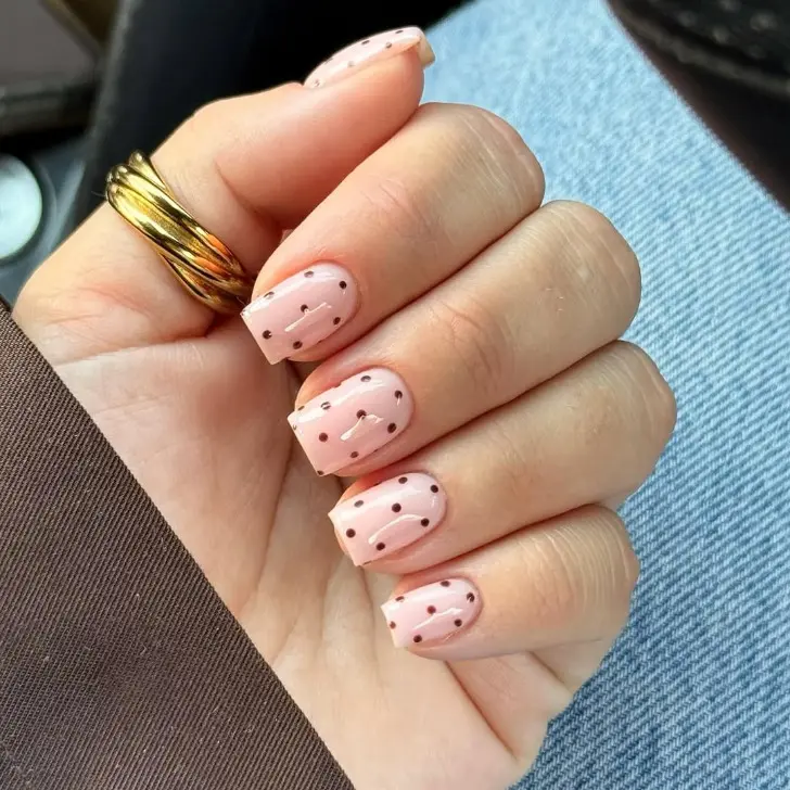 Натуральный маникюр в горошек на коротких квадратных ногтях