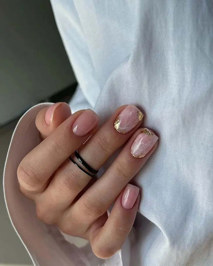 Натуральный маникюр с мраморным акцентом и золотой фольгой на коротких ногтях