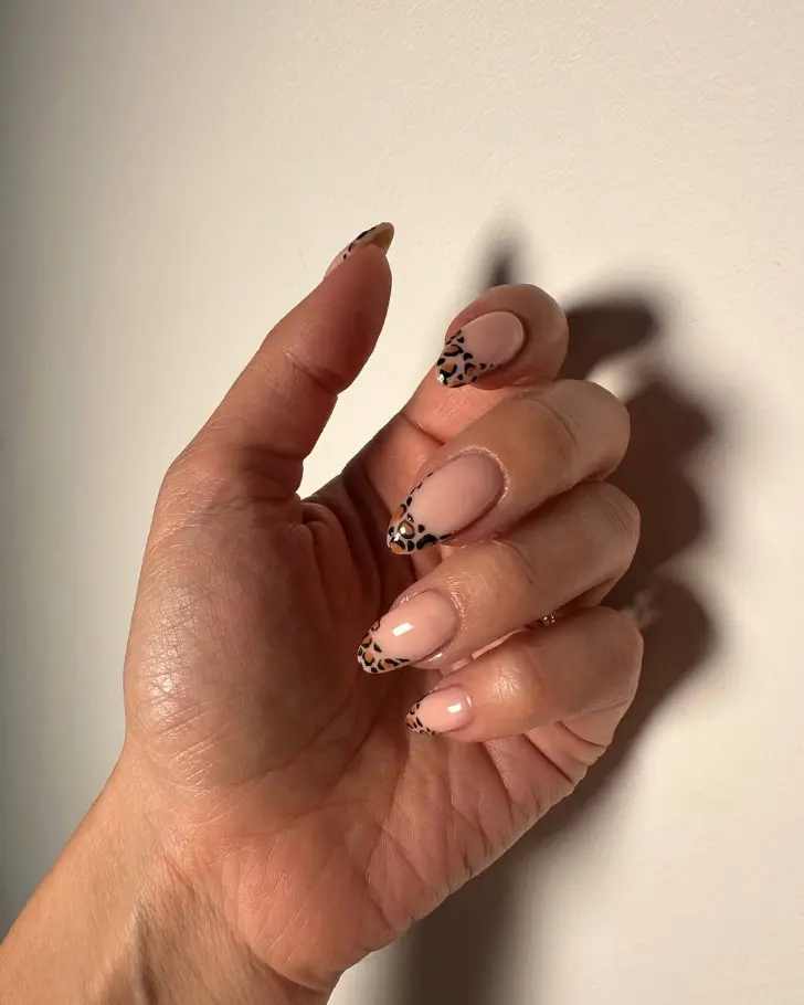 Осенний френч с леопардовым принтом на миндальных ногтях