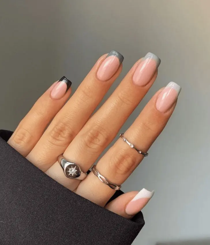 Серый френч на квадратных ногтях средней длины