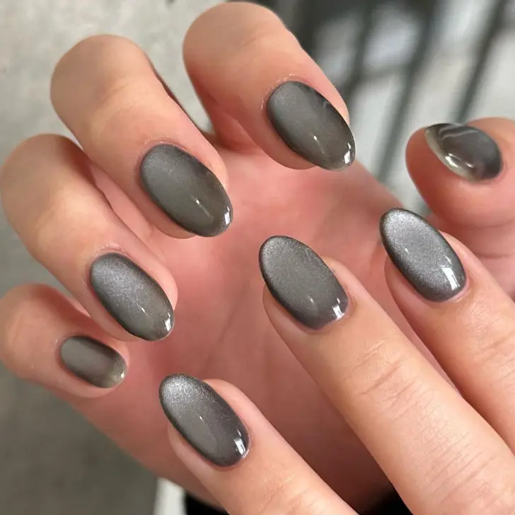 Серый маникюр кошачий глаз на овальных ногтях средней длины