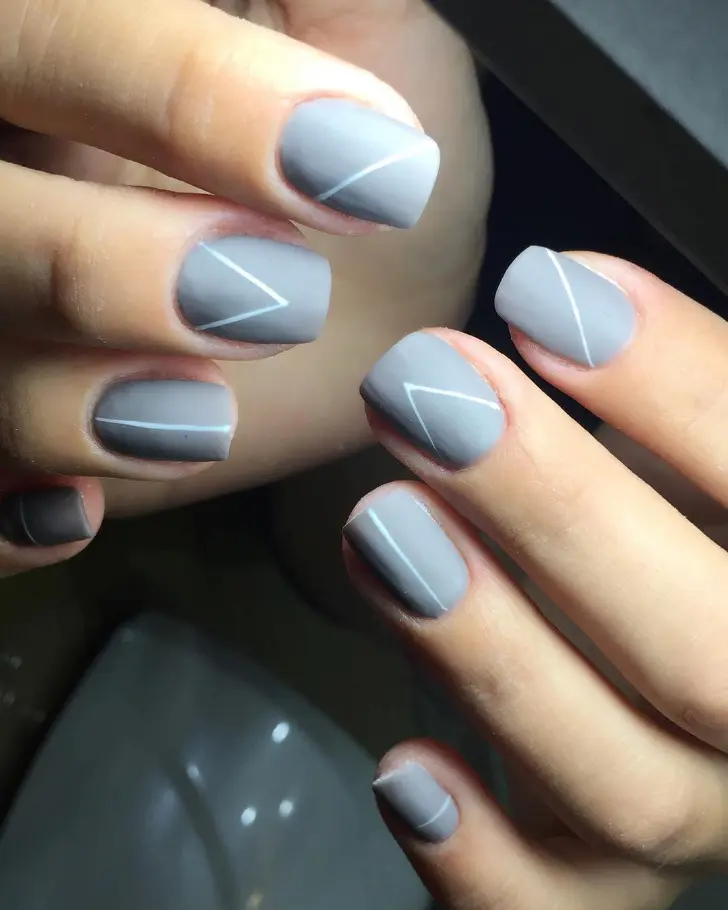 Серый маникюр с геометрическим принтом на коротких квадратных ногтях