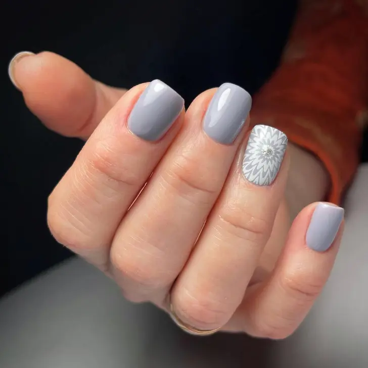 Серый маникюр с геометрическим узором на коротких квадратных ногтях