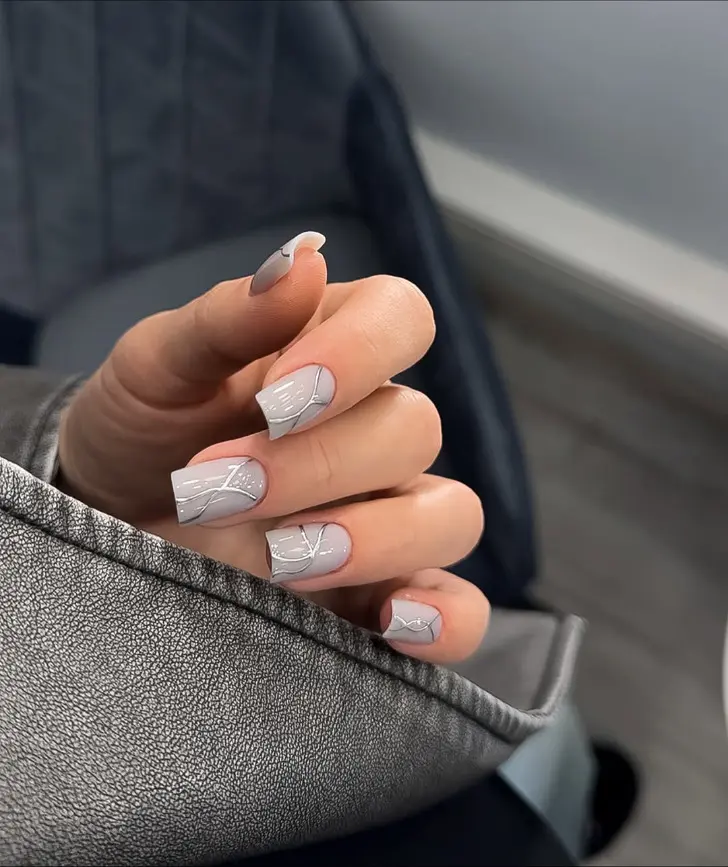 Серый маникюр с серебристыми завитками на квадратных ногтях