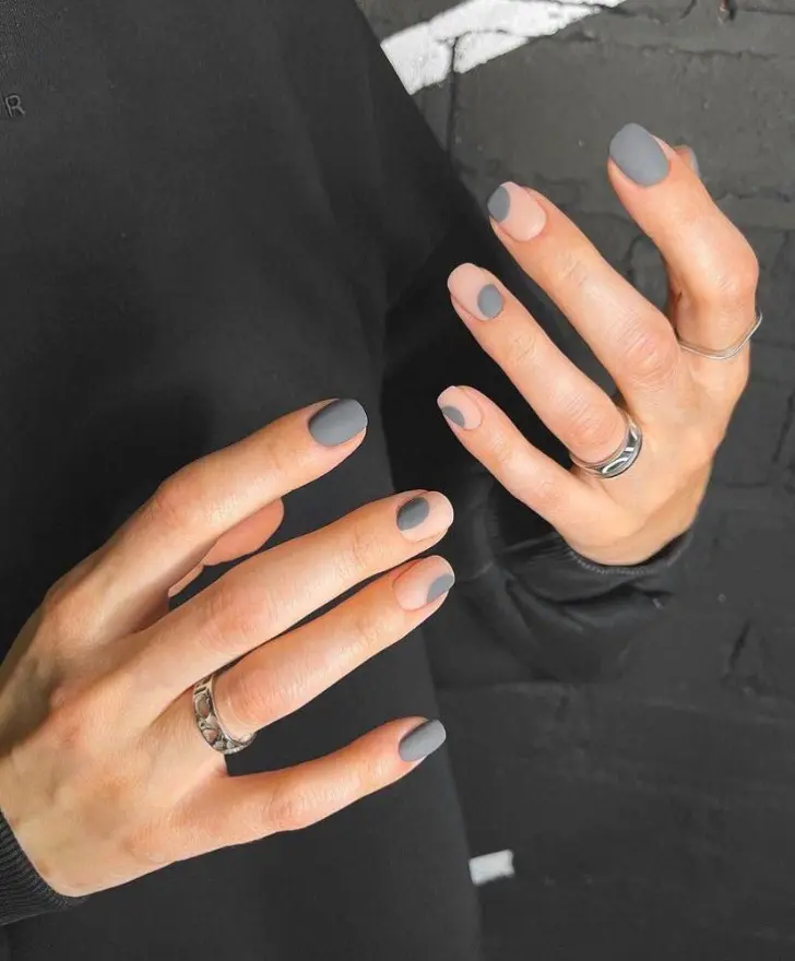 Серый матовый маникюр с геометрическими деталями на коротких ногтях
