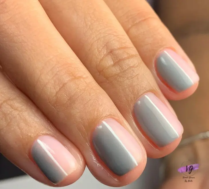 Светлый серый маникюр с белой линией на натуральных коротких ногтях