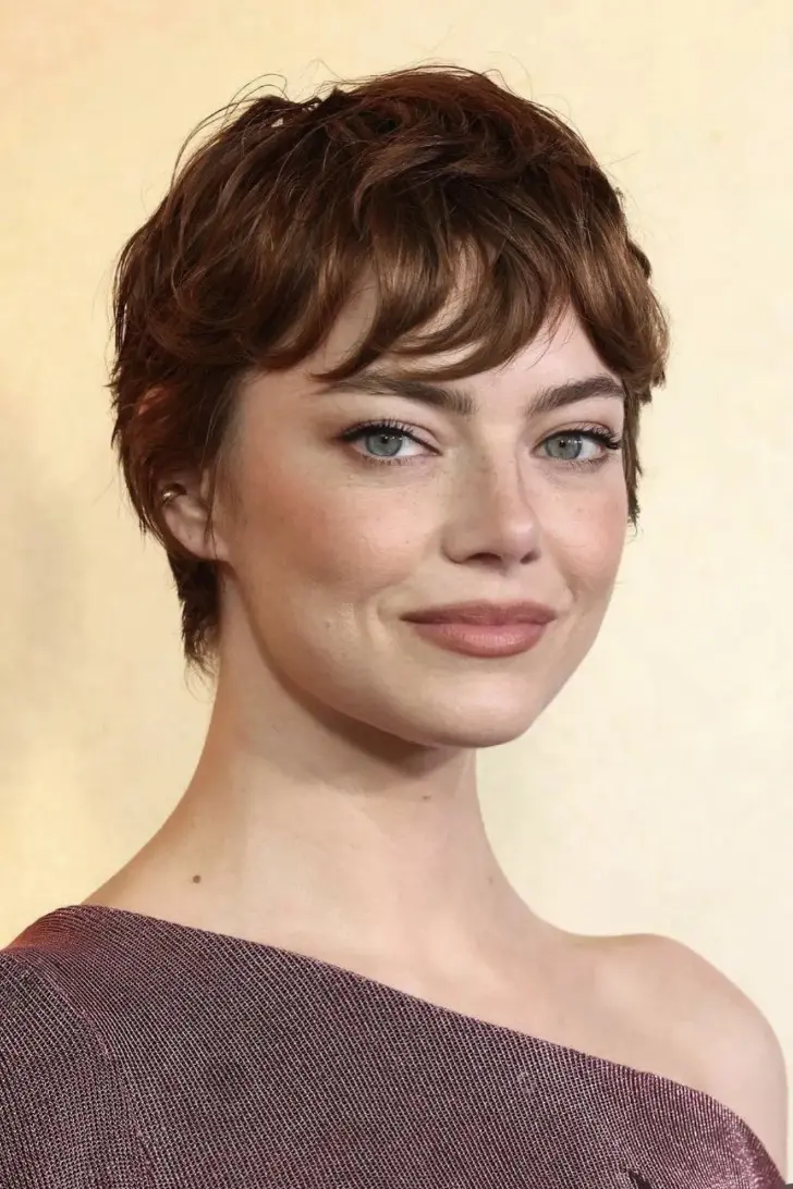 Текстурированная пикси с косой острой челкой