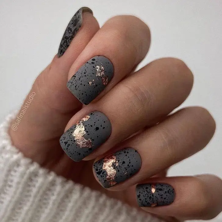 Темный серый маникюр в крапинку с золотой фольгой на коротких квадратных ногтях