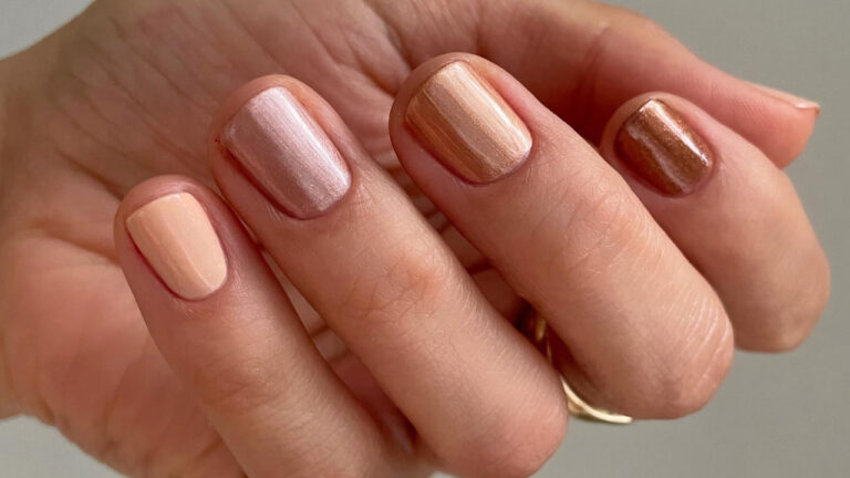 Сатиновые ногти вернулись 10 дизайнов безупречно подходящих на эту зиму