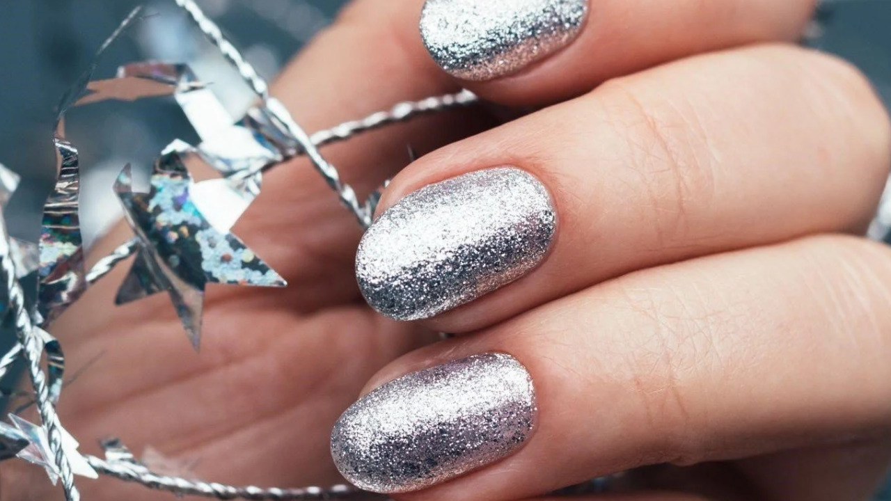 17 свежих праздничных дизайнов ногтей на любой вкус и возраст, которые посоветовала мастер маникюра