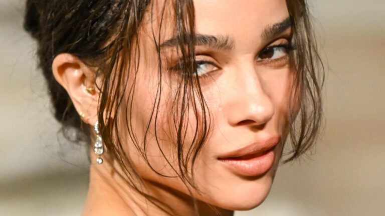 8 преображающих праздничных причесок для коротких волос, которые вы сможете сделать дома