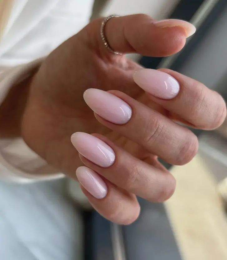 Аккуратные ногти в молочно розовом оттенке