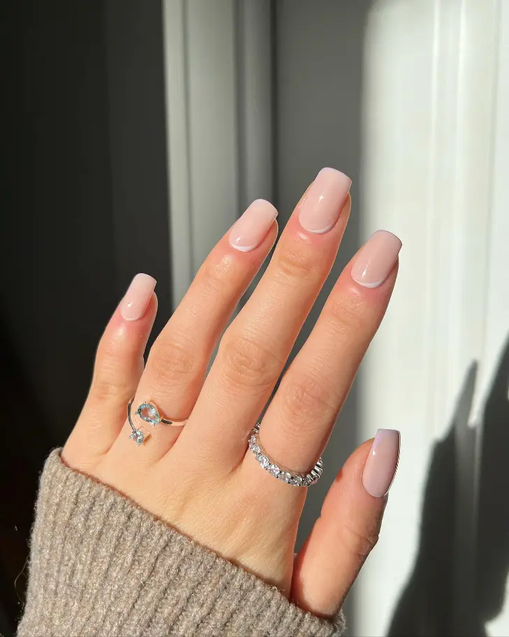 Асимметричный лунный маникюр с натуральной основой