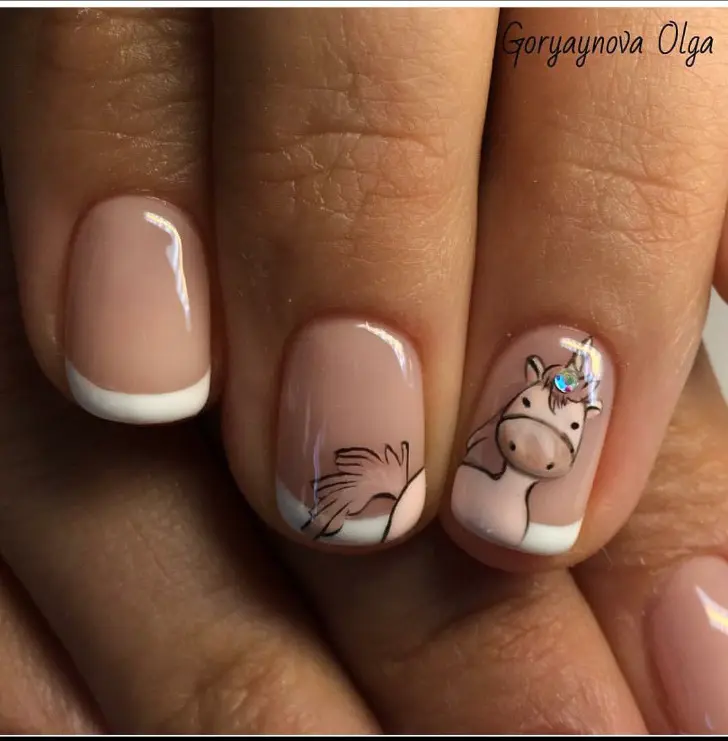 Белый френч с мультяшной лошадью