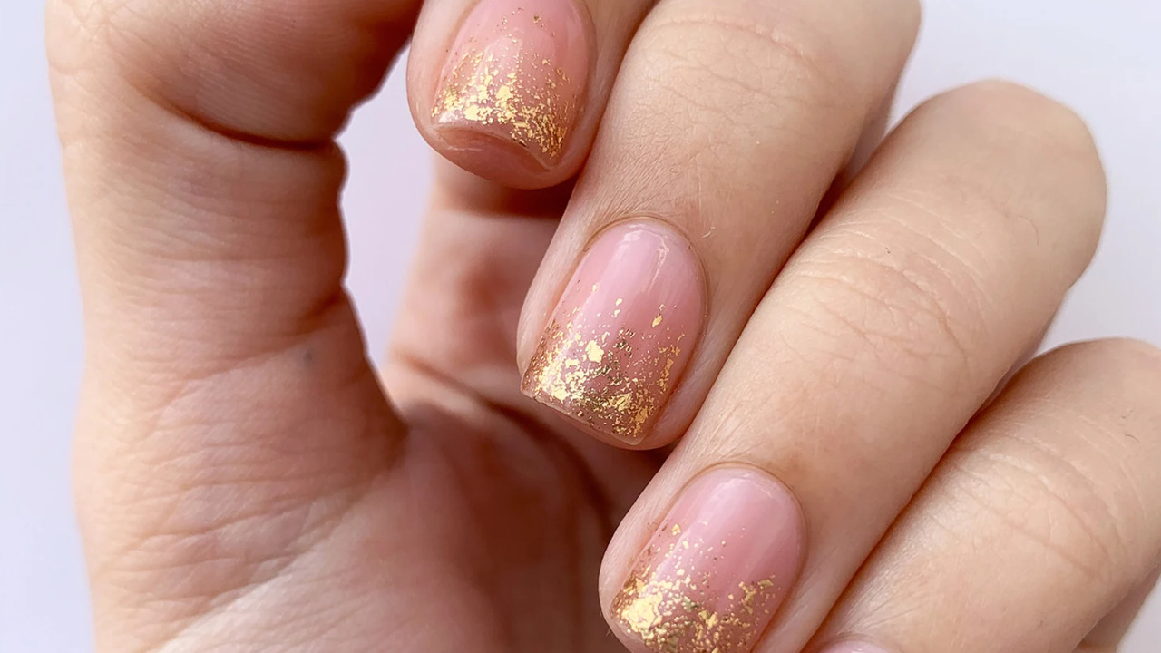 Если вы не успели записаться на маникюр перед НГ, вот 15 дизайнов, которые можно сделать дома