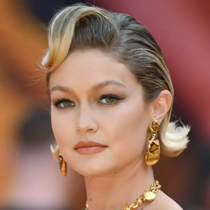 Флиппи боб с фигурной челкой