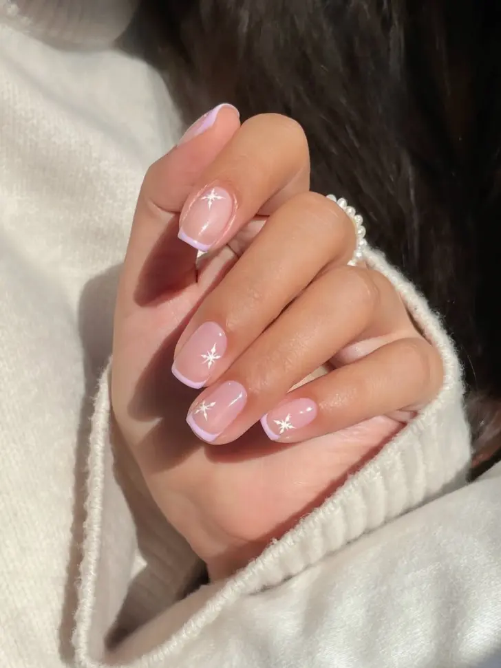 Френч в пастельно розовом оттенке с белыми снежинками