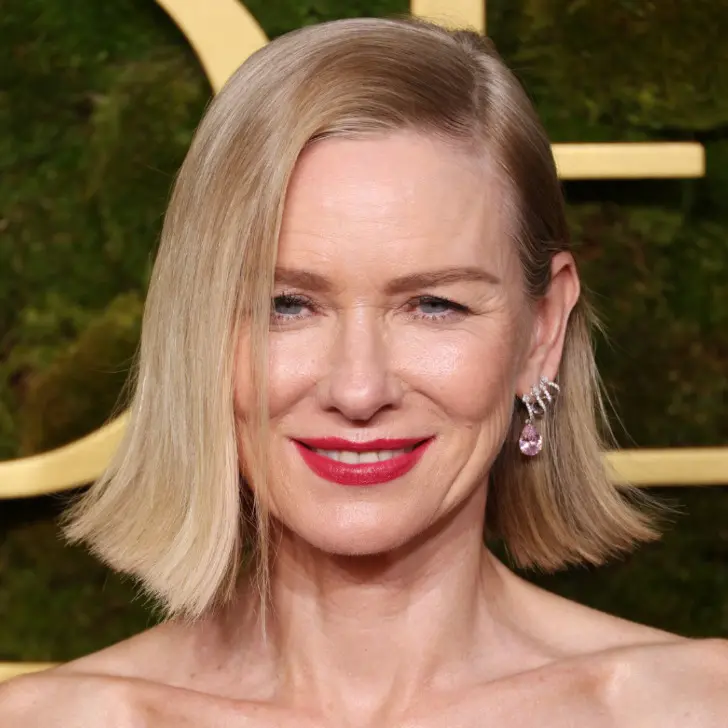 Классический флиппи боб на светлых волосах